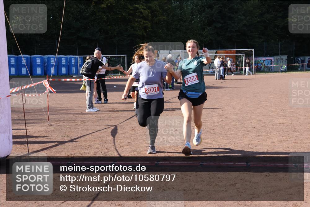 27.09.2026 - 35. Volkslauf durch das schöne Alstertal Strokosch-Dieckow http://msf.ph/oto/10580797 27.09.2026 12:57:55 Ziel 2001, 2006, 2264 meine-sportfotos.de