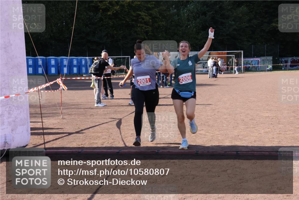 27.09.2026 - 35. Volkslauf durch das schöne Alstertal Strokosch-Dieckow http://msf.ph/oto/10580807 27.09.2026 12:57:55 Ziel 2001, 2006, 2264 meine-sportfotos.de
