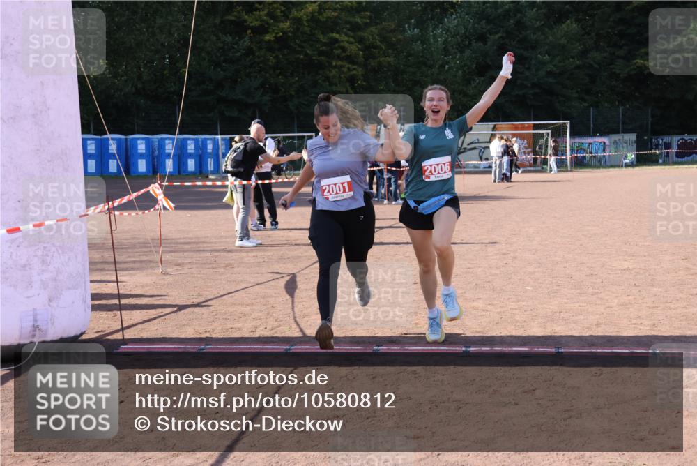 27.09.2026 - 35. Volkslauf durch das schöne Alstertal Strokosch-Dieckow http://msf.ph/oto/10580812 27.09.2026 12:57:55 Ziel 2001, 2006, 2264 meine-sportfotos.de