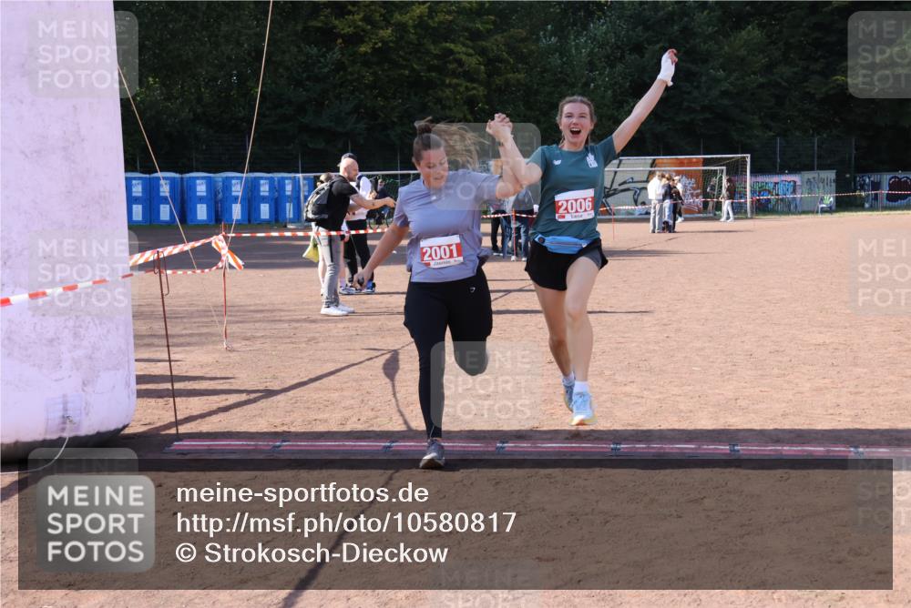 27.09.2026 - 35. Volkslauf durch das schöne Alstertal Strokosch-Dieckow http://msf.ph/oto/10580817 27.09.2026 12:57:55 Ziel 2001, 2006, 2264 meine-sportfotos.de