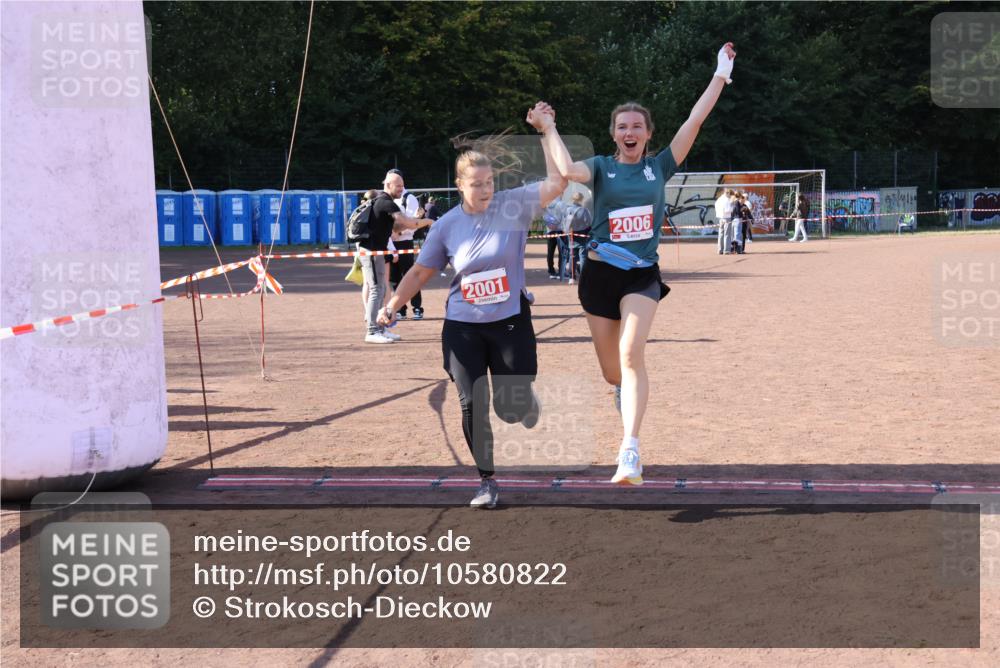 27.09.2026 - 35. Volkslauf durch das schöne Alstertal Strokosch-Dieckow http://msf.ph/oto/10580822 27.09.2026 12:57:55 Ziel 2001, 2006, 2264 meine-sportfotos.de