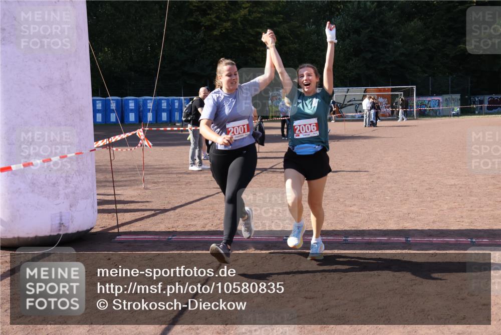 27.09.2026 - 35. Volkslauf durch das schöne Alstertal Strokosch-Dieckow http://msf.ph/oto/10580835 27.09.2026 12:57:56 Ziel 2001, 2006, 2264 meine-sportfotos.de