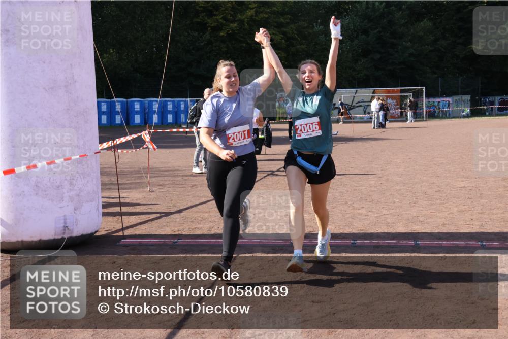27.09.2026 - 35. Volkslauf durch das schöne Alstertal Strokosch-Dieckow http://msf.ph/oto/10580839 27.09.2026 12:57:56 Ziel 2001, 2006, 2264 meine-sportfotos.de