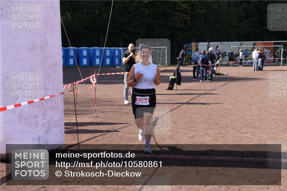 27.09.2026 - 35. Volkslauf durch das schöne Alstertal Strokosch-Dieckow http://msf.ph/oto/10580861 27.09.2026 12:57:58 Ziel 2001, 2006, 2264 meine-sportfotos.de