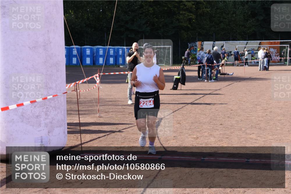 27.09.2026 - 35. Volkslauf durch das schöne Alstertal Strokosch-Dieckow http://msf.ph/oto/10580866 27.09.2026 12:57:58 Ziel 2001, 2006, 2264 meine-sportfotos.de