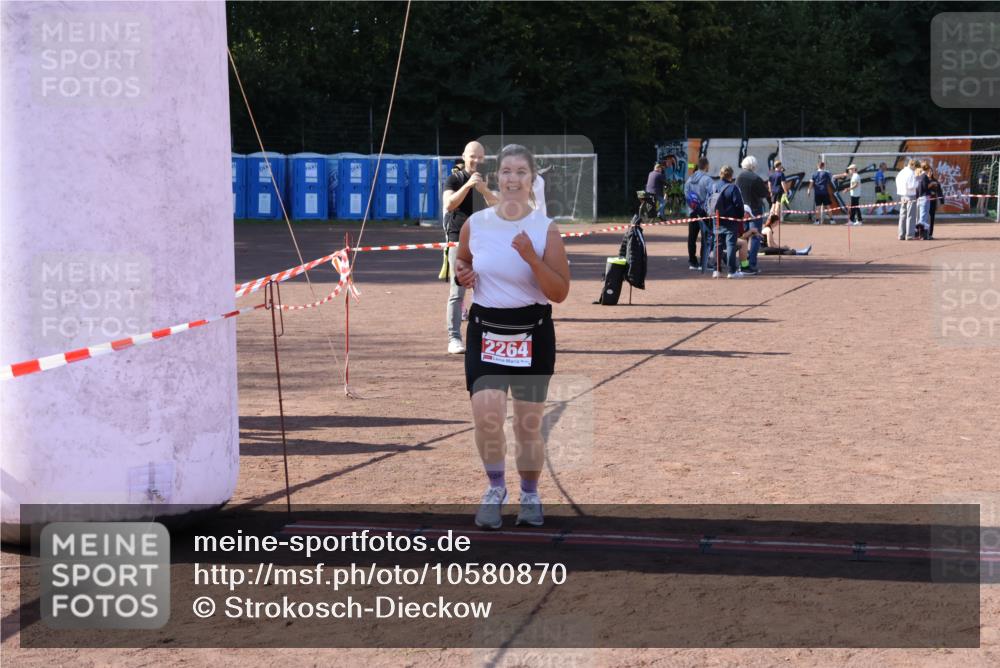 27.09.2026 - 35. Volkslauf durch das schöne Alstertal Strokosch-Dieckow http://msf.ph/oto/10580870 27.09.2026 12:57:58 Ziel 2001, 2006, 2264 meine-sportfotos.de