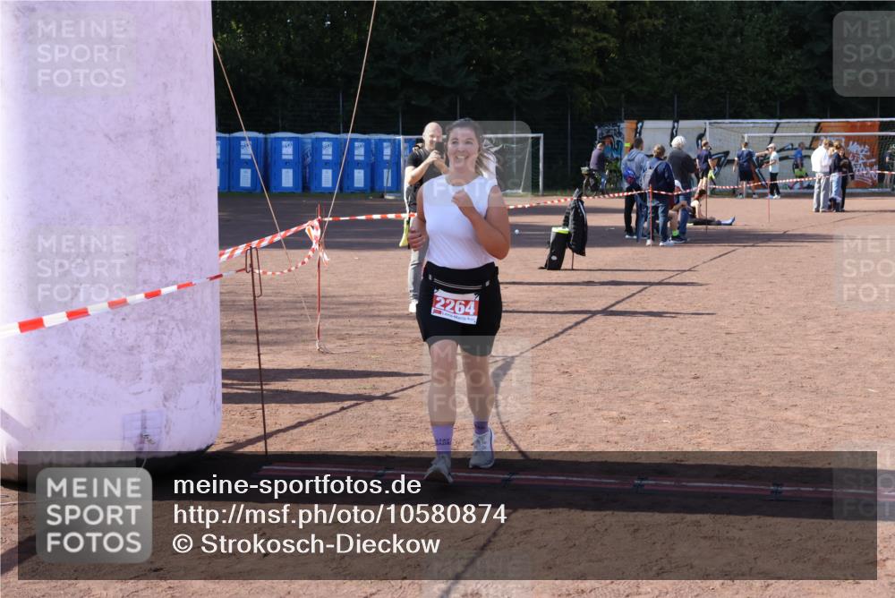 27.09.2026 - 35. Volkslauf durch das schöne Alstertal Strokosch-Dieckow http://msf.ph/oto/10580874 27.09.2026 12:57:59 Ziel 2001, 2006, 2264 meine-sportfotos.de