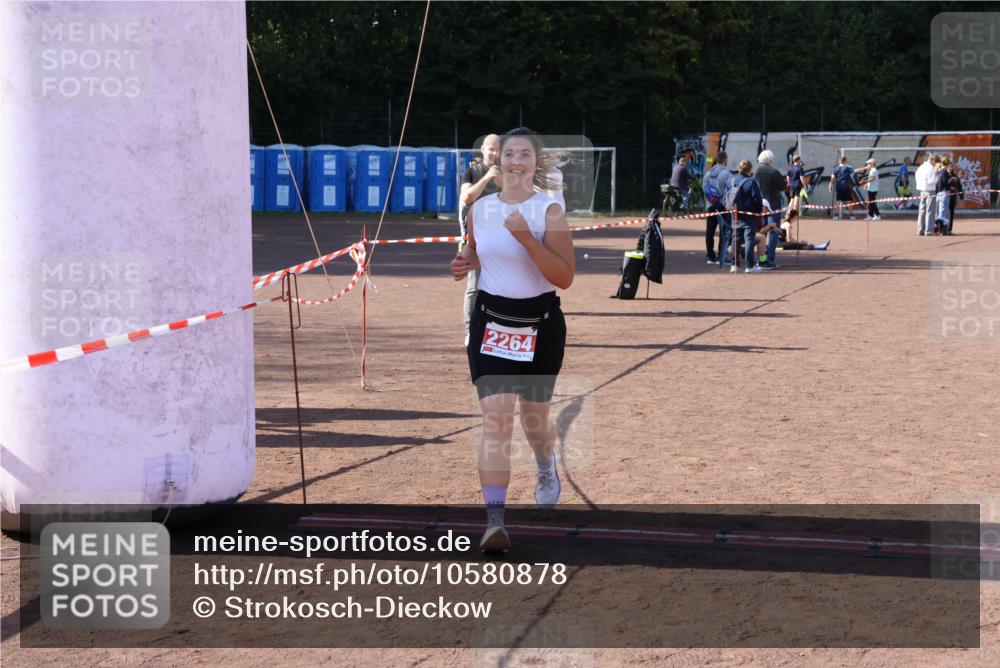 27.09.2026 - 35. Volkslauf durch das schöne Alstertal Strokosch-Dieckow http://msf.ph/oto/10580878 27.09.2026 12:57:59 Ziel 2001, 2006, 2264 meine-sportfotos.de