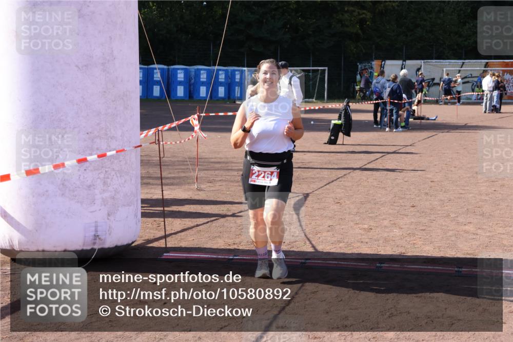 27.09.2026 - 35. Volkslauf durch das schöne Alstertal Strokosch-Dieckow http://msf.ph/oto/10580892 27.09.2026 12:57:59 Ziel 2001, 2006, 2264 meine-sportfotos.de