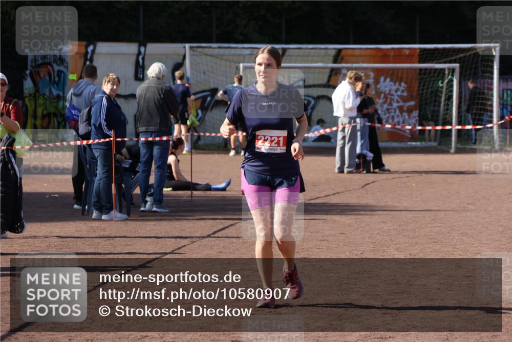 27.09.2026 - 35. Volkslauf durch das schöne Alstertal Strokosch-Dieckow http://msf.ph/oto/10580907 27.09.2026 12:59:01 Ziel 1661, 2221 meine-sportfotos.de