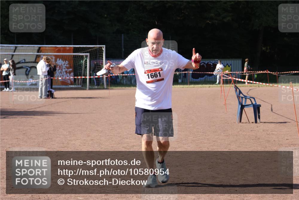 27.09.2026 - 35. Volkslauf durch das schöne Alstertal Strokosch-Dieckow http://msf.ph/oto/10580954 27.09.2026 12:59:04 Ziel 1661, 2221 meine-sportfotos.de