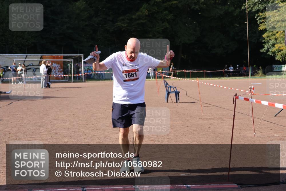 27.09.2026 - 35. Volkslauf durch das schöne Alstertal Strokosch-Dieckow http://msf.ph/oto/10580982 27.09.2026 12:59:06 Ziel 1661, 2221 meine-sportfotos.de