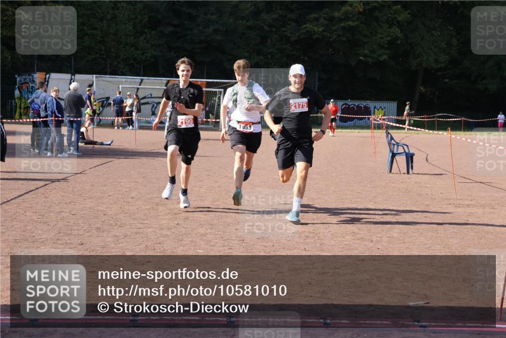 27.09.2026 - 35. Volkslauf durch das schöne Alstertal Strokosch-Dieckow http://msf.ph/oto/10581010 27.09.2026 12:59:29 Ziel 1653, 2175, 2190 meine-sportfotos.de