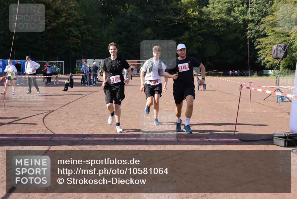 27.09.2026 - 35. Volkslauf durch das schöne Alstertal Strokosch-Dieckow http://msf.ph/oto/10581064 27.09.2026 12:59:30 Ziel 1653, 2175, 2190 meine-sportfotos.de
