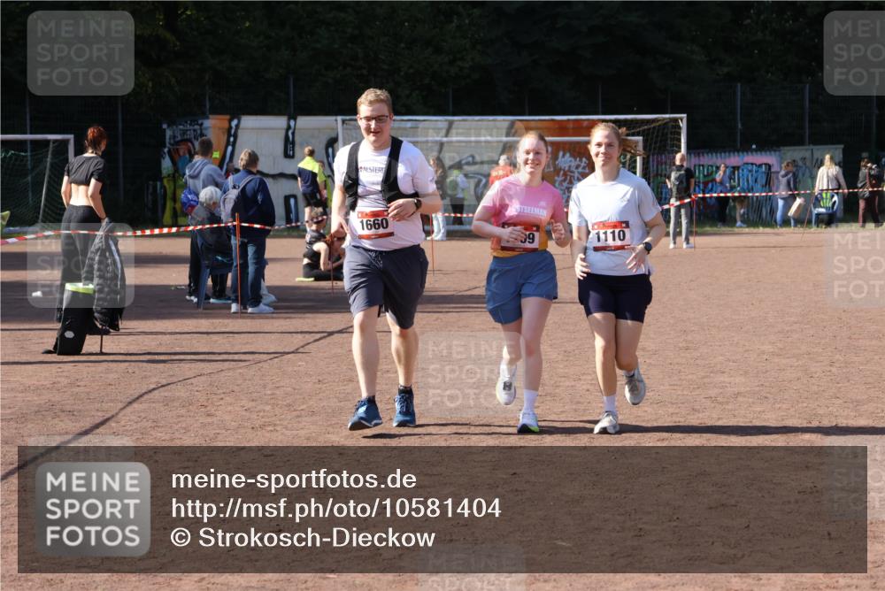 27.09.2026 - 35. Volkslauf durch das schöne Alstertal Strokosch-Dieckow http://msf.ph/oto/10581404 27.09.2026 13:01:14 Ziel 1109, 1110, 1660 meine-sportfotos.de