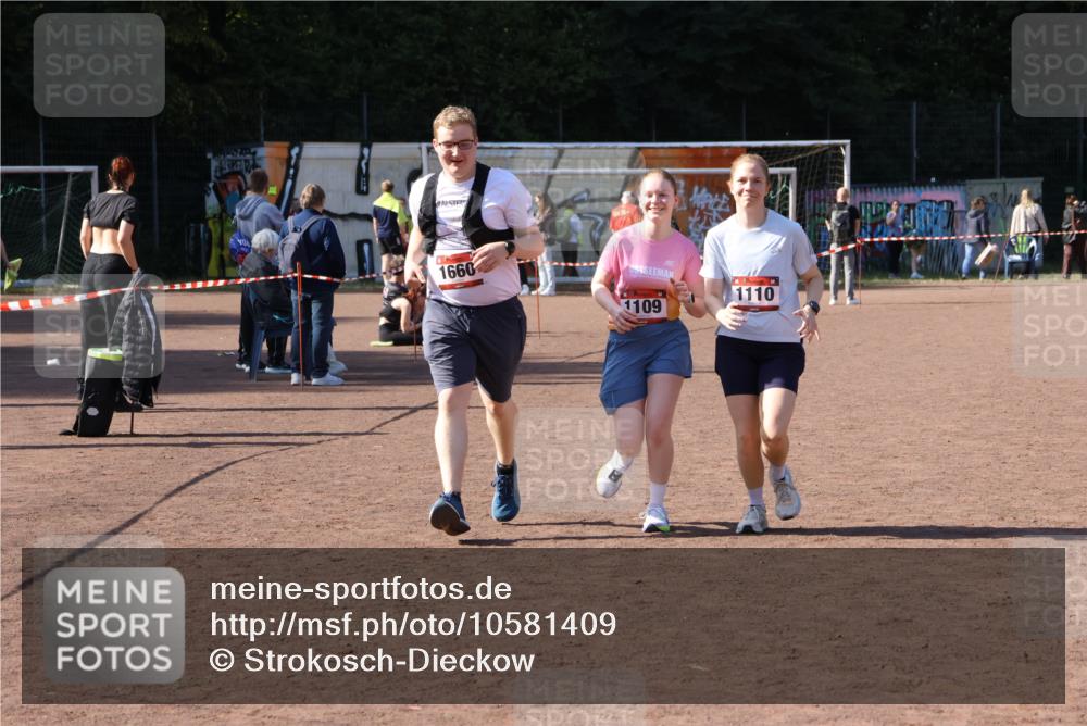 27.09.2026 - 35. Volkslauf durch das schöne Alstertal Strokosch-Dieckow http://msf.ph/oto/10581409 27.09.2026 13:01:14 Ziel 1109, 1110, 1660 meine-sportfotos.de