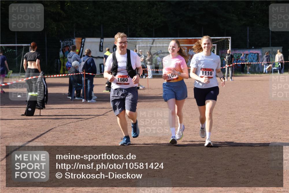 27.09.2026 - 35. Volkslauf durch das schöne Alstertal Strokosch-Dieckow http://msf.ph/oto/10581424 27.09.2026 13:01:14 Ziel 1109, 1110, 1660 meine-sportfotos.de