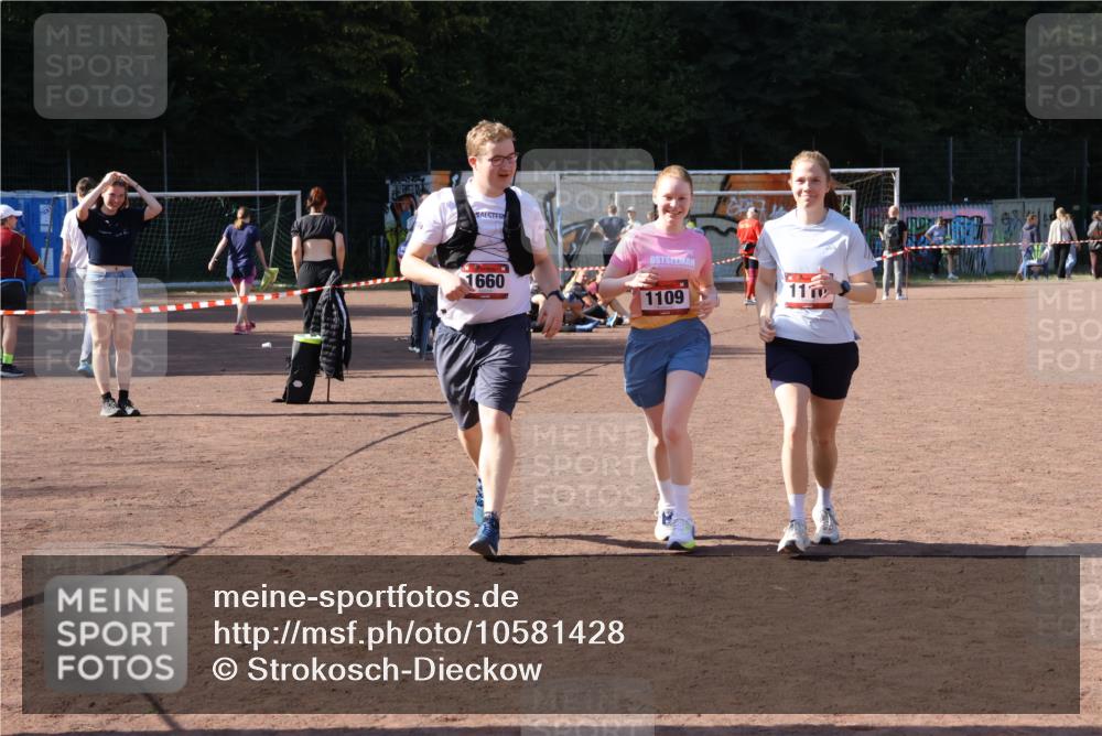 27.09.2026 - 35. Volkslauf durch das schöne Alstertal Strokosch-Dieckow http://msf.ph/oto/10581428 27.09.2026 13:01:15 Ziel 1109, 1110, 1660 meine-sportfotos.de