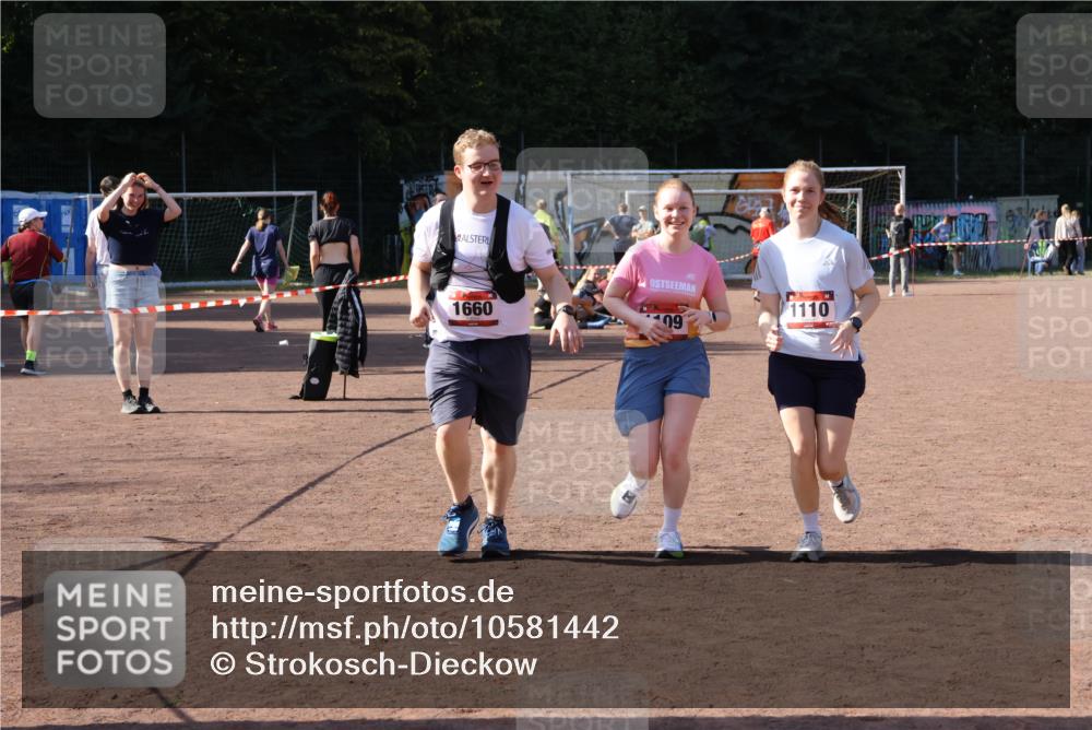 27.09.2026 - 35. Volkslauf durch das schöne Alstertal Strokosch-Dieckow http://msf.ph/oto/10581442 27.09.2026 13:01:15 Ziel 1109, 1110, 1660 meine-sportfotos.de