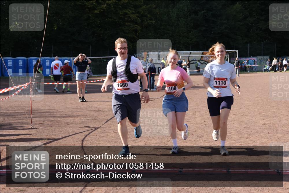 27.09.2026 - 35. Volkslauf durch das schöne Alstertal Strokosch-Dieckow http://msf.ph/oto/10581458 27.09.2026 13:01:16 Ziel 1109, 1110, 1660 meine-sportfotos.de