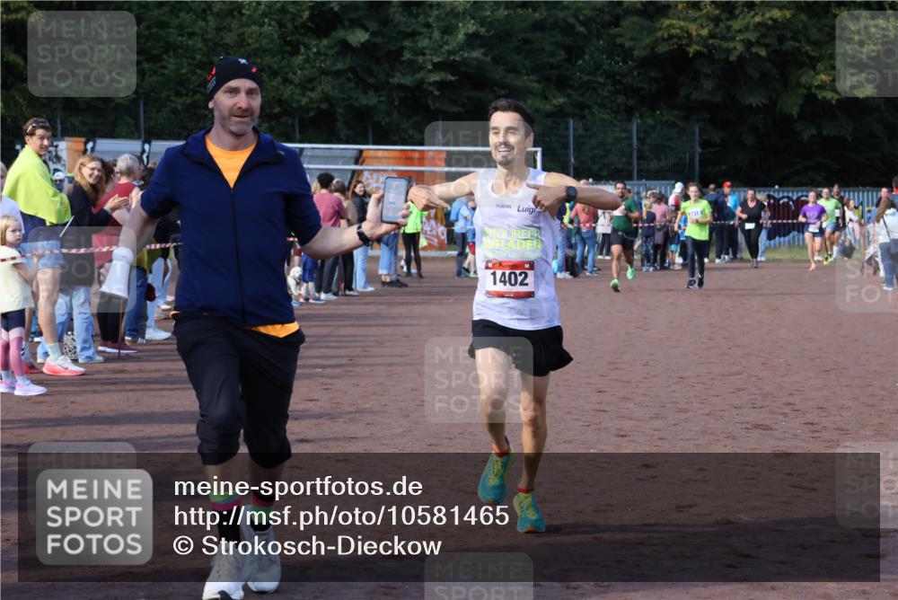 27.09.2026 - 35. Volkslauf durch das schöne Alstertal Strokosch-Dieckow http://msf.ph/oto/10581465 27.09.2026 11:19:14 Ziel 1402, 3418, 3959, 3961 meine-sportfotos.de