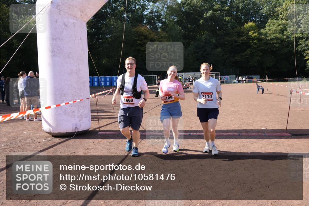 27.09.2026 - 35. Volkslauf durch das schöne Alstertal Strokosch-Dieckow http://msf.ph/oto/10581476 27.09.2026 13:01:17 Ziel 1109, 1110, 1660 meine-sportfotos.de