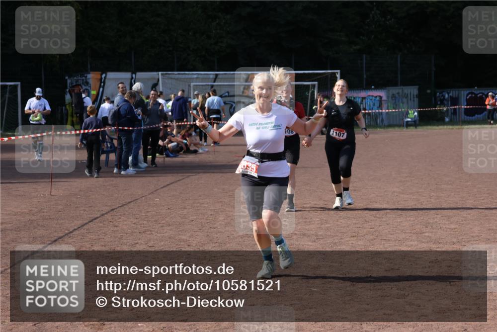 27.09.2026 - 35. Volkslauf durch das schöne Alstertal Strokosch-Dieckow http://msf.ph/oto/10581521 27.09.2026 13:02:26 Ziel 1107, 1108, 2035 meine-sportfotos.de