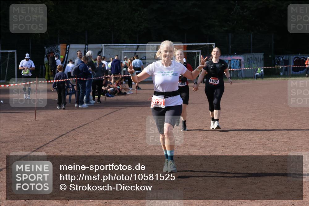 27.09.2026 - 35. Volkslauf durch das schöne Alstertal Strokosch-Dieckow http://msf.ph/oto/10581525 27.09.2026 13:02:26 Ziel 1107, 1108, 2035 meine-sportfotos.de