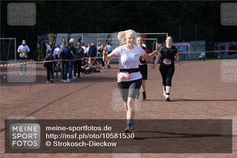 27.09.2026 - 35. Volkslauf durch das schöne Alstertal Strokosch-Dieckow http://msf.ph/oto/10581530 27.09.2026 13:02:26 Ziel 1107, 1108, 2035 meine-sportfotos.de