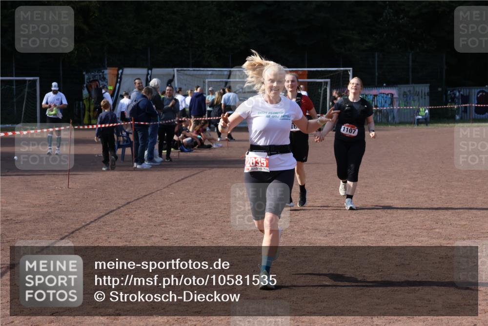 27.09.2026 - 35. Volkslauf durch das schöne Alstertal Strokosch-Dieckow http://msf.ph/oto/10581535 27.09.2026 13:02:26 Ziel 1107, 1108, 2035 meine-sportfotos.de