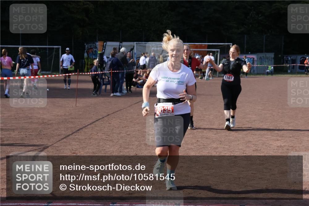 27.09.2026 - 35. Volkslauf durch das schöne Alstertal Strokosch-Dieckow http://msf.ph/oto/10581545 27.09.2026 13:02:27 Ziel 1107, 1108, 2035 meine-sportfotos.de