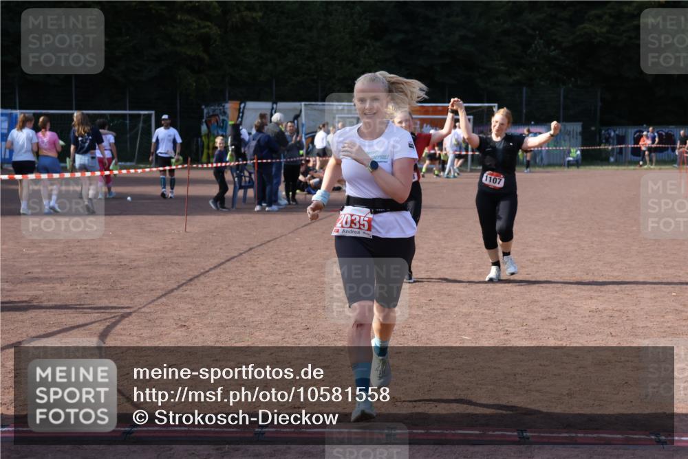 27.09.2026 - 35. Volkslauf durch das schöne Alstertal Strokosch-Dieckow http://msf.ph/oto/10581558 27.09.2026 13:02:27 Ziel 1107, 1108, 2035 meine-sportfotos.de