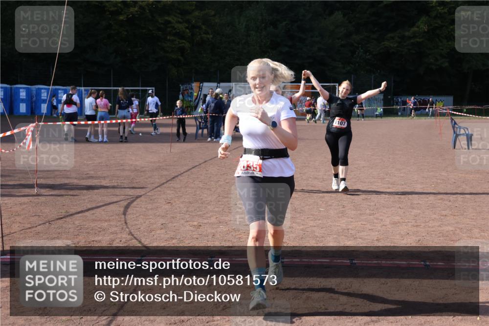 27.09.2026 - 35. Volkslauf durch das schöne Alstertal Strokosch-Dieckow http://msf.ph/oto/10581573 27.09.2026 13:02:28 Ziel 1107, 1108, 2035 meine-sportfotos.de
