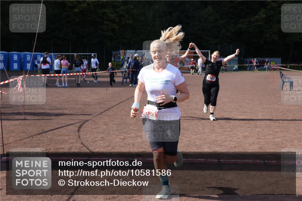 27.09.2026 - 35. Volkslauf durch das schöne Alstertal Strokosch-Dieckow http://msf.ph/oto/10581586 27.09.2026 13:02:28 Ziel 1107, 1108, 2035 meine-sportfotos.de