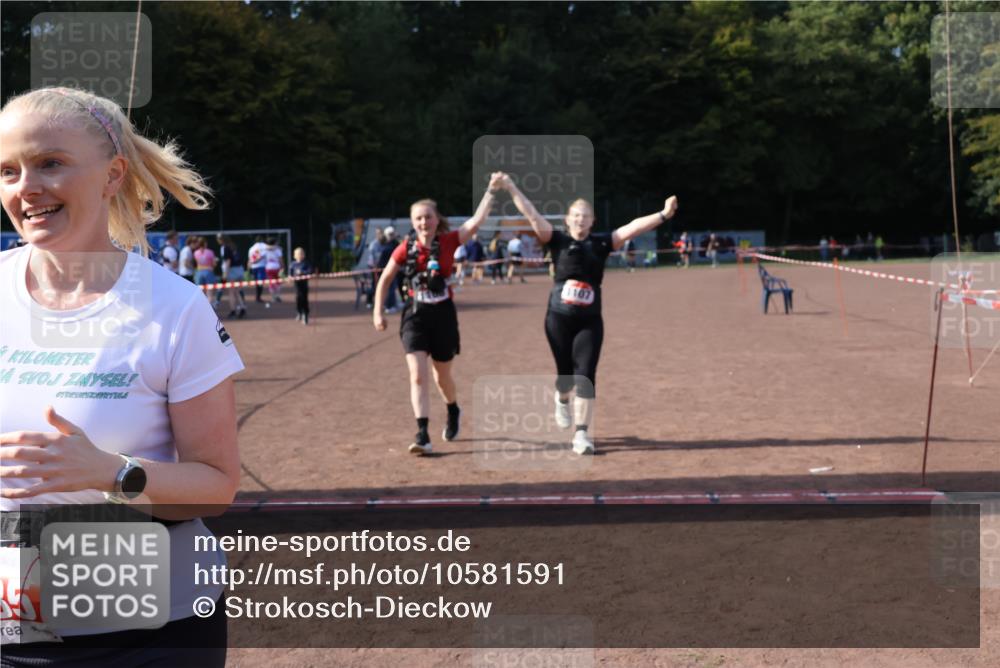 27.09.2026 - 35. Volkslauf durch das schöne Alstertal Strokosch-Dieckow http://msf.ph/oto/10581591 27.09.2026 13:02:29 Ziel 1107, 1108, 2035 meine-sportfotos.de