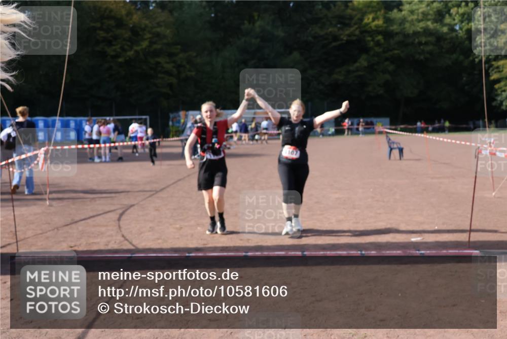 27.09.2026 - 35. Volkslauf durch das schöne Alstertal Strokosch-Dieckow http://msf.ph/oto/10581606 27.09.2026 13:02:30 Ziel 1107, 1108, 2035 meine-sportfotos.de