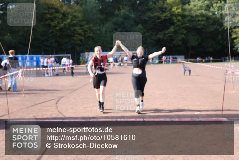 27.09.2026 - 35. Volkslauf durch das schöne Alstertal Strokosch-Dieckow http://msf.ph/oto/10581610 27.09.2026 13:02:30 Ziel 1107, 1108, 2035 meine-sportfotos.de
