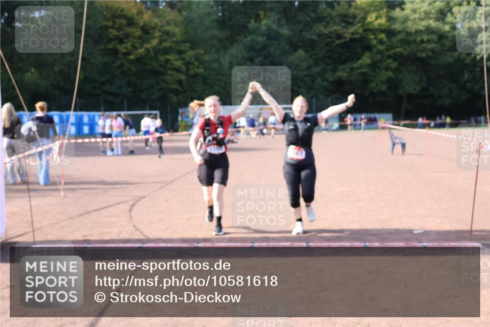 27.09.2026 - 35. Volkslauf durch das schöne Alstertal Strokosch-Dieckow http://msf.ph/oto/10581618 27.09.2026 13:02:30 Ziel 1107, 1108, 2035 meine-sportfotos.de