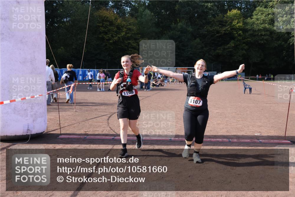 27.09.2026 - 35. Volkslauf durch das schöne Alstertal Strokosch-Dieckow http://msf.ph/oto/10581660 27.09.2026 13:02:31 Ziel 1107, 1108, 2035 meine-sportfotos.de