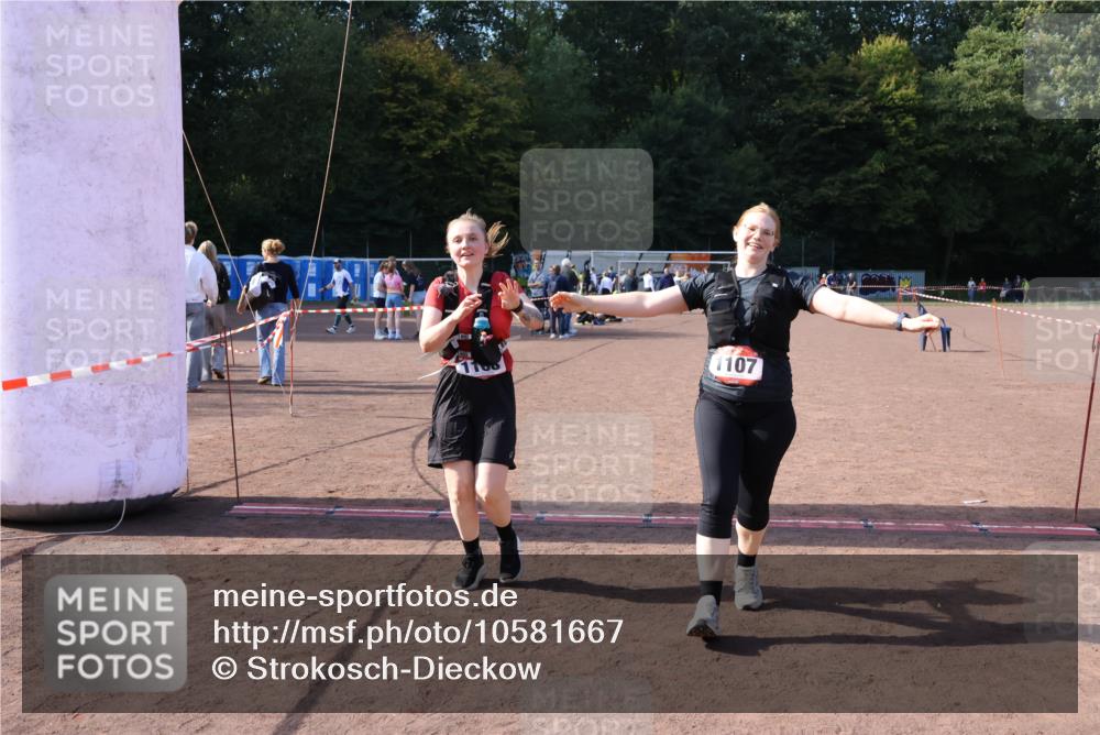 27.09.2026 - 35. Volkslauf durch das schöne Alstertal Strokosch-Dieckow http://msf.ph/oto/10581667 27.09.2026 13:02:31 Ziel 1107, 1108, 2035 meine-sportfotos.de
