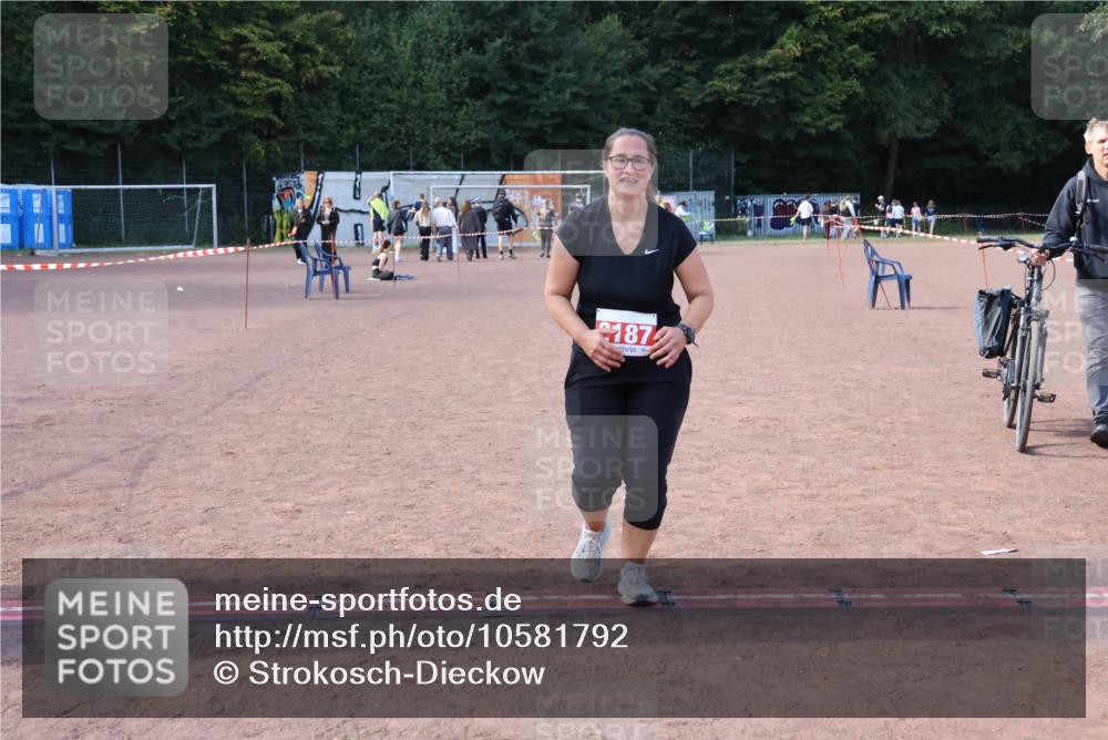 27.09.2026 - 35. Volkslauf durch das schöne Alstertal Strokosch-Dieckow http://msf.ph/oto/10581792 27.09.2026 13:03:38 Ziel 2187 meine-sportfotos.de