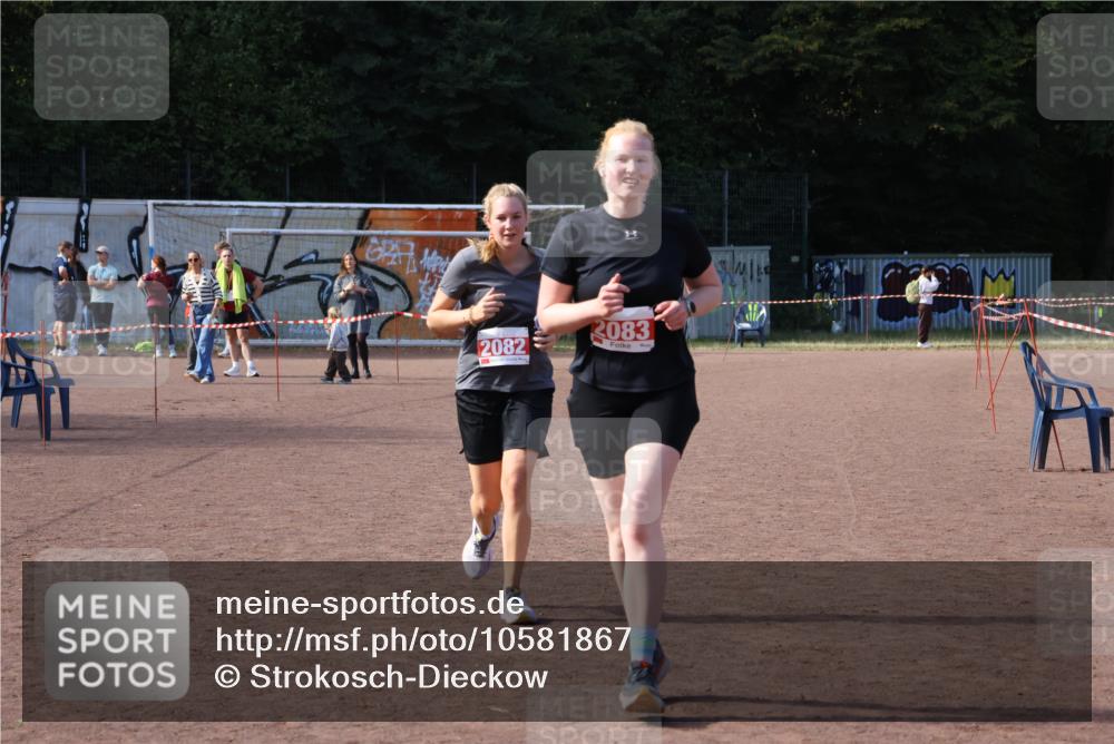 27.09.2026 - 35. Volkslauf durch das schöne Alstertal Strokosch-Dieckow http://msf.ph/oto/10581867 27.09.2026 13:06:14 Ziel 2082, 2083 meine-sportfotos.de