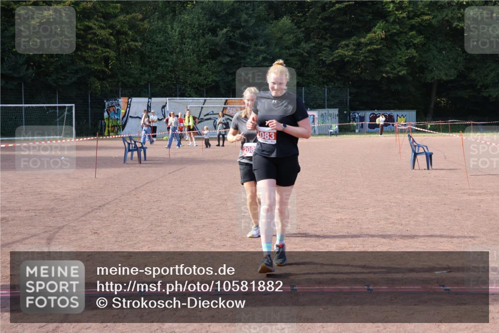 27.09.2026 - 35. Volkslauf durch das schöne Alstertal Strokosch-Dieckow http://msf.ph/oto/10581882 27.09.2026 13:06:15 Ziel 2082, 2083 meine-sportfotos.de