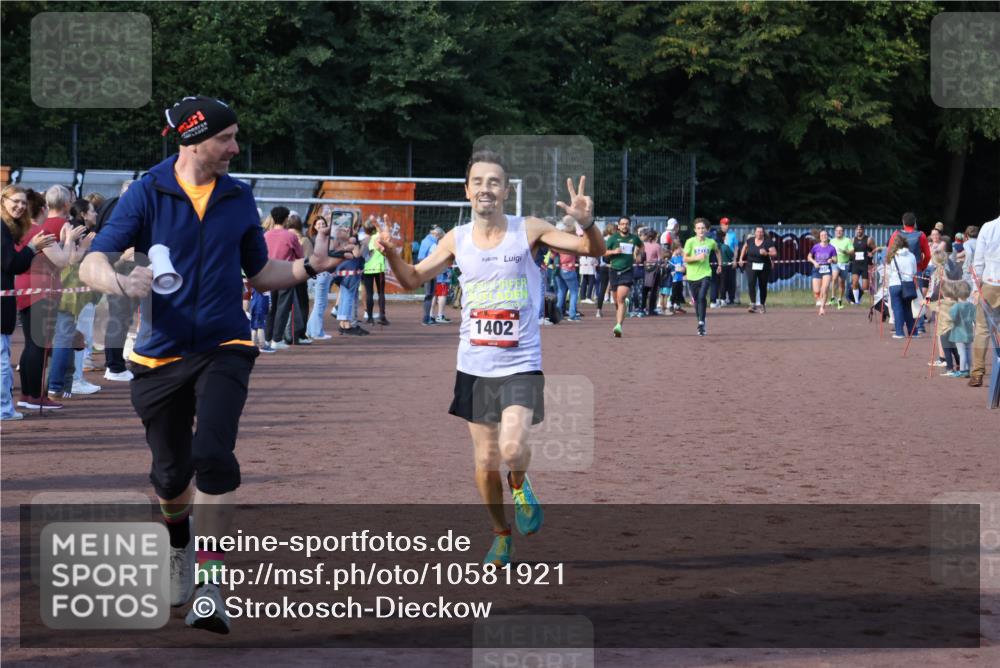 27.09.2026 - 35. Volkslauf durch das schöne Alstertal Strokosch-Dieckow http://msf.ph/oto/10581921 27.09.2026 11:19:14 Ziel 1402, 3418, 3959, 3961 meine-sportfotos.de