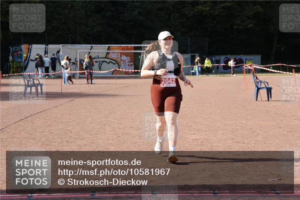 27.09.2026 - 35. Volkslauf durch das schöne Alstertal Strokosch-Dieckow http://msf.ph/oto/10581967 27.09.2026 13:06:48 Ziel 2042 meine-sportfotos.de