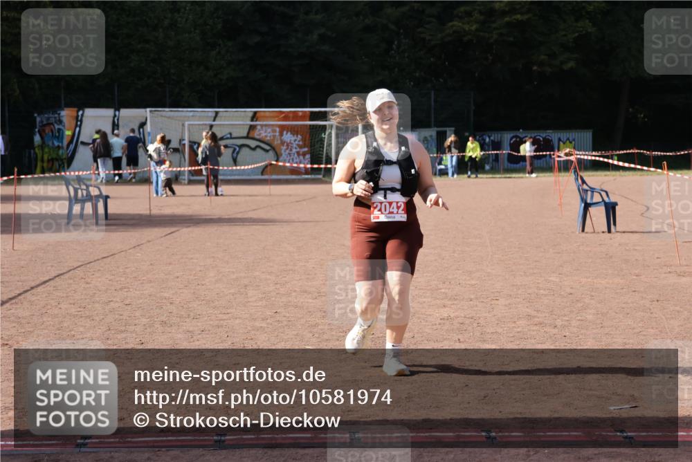 27.09.2026 - 35. Volkslauf durch das schöne Alstertal Strokosch-Dieckow http://msf.ph/oto/10581974 27.09.2026 13:06:49 Ziel 2042 meine-sportfotos.de