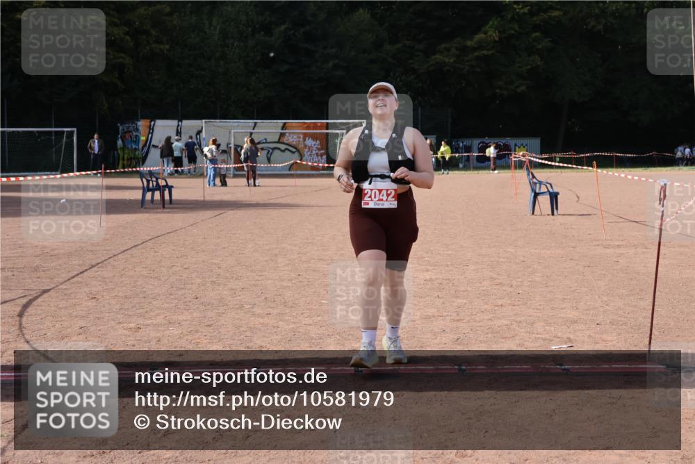 27.09.2026 - 35. Volkslauf durch das schöne Alstertal Strokosch-Dieckow http://msf.ph/oto/10581979 27.09.2026 13:06:49 Ziel 2042 meine-sportfotos.de