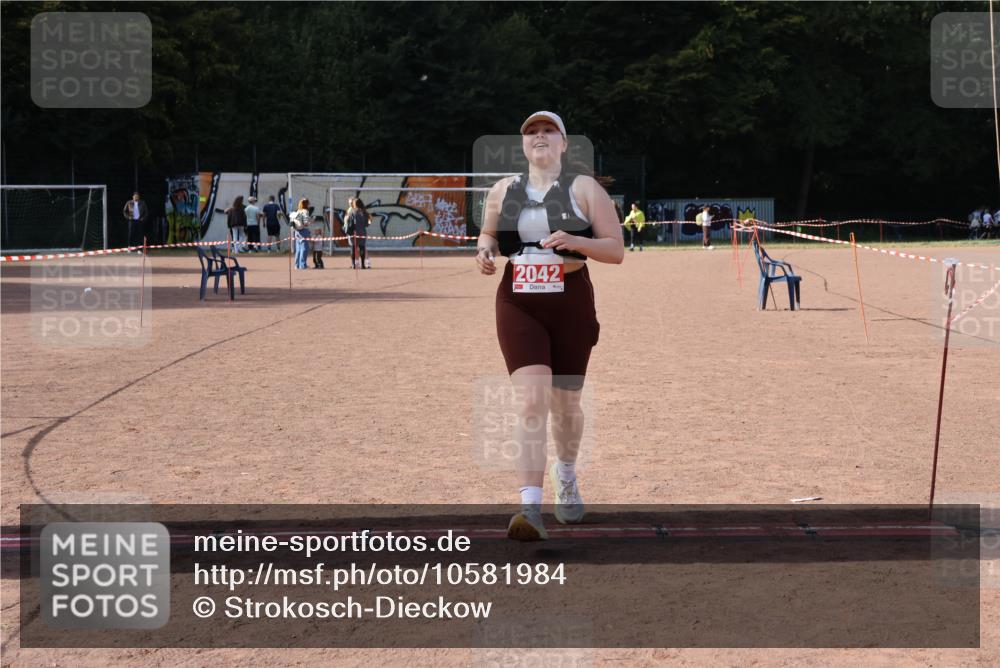 27.09.2026 - 35. Volkslauf durch das schöne Alstertal Strokosch-Dieckow http://msf.ph/oto/10581984 27.09.2026 13:06:50 Ziel 2042 meine-sportfotos.de