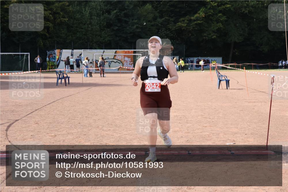 27.09.2026 - 35. Volkslauf durch das schöne Alstertal Strokosch-Dieckow http://msf.ph/oto/10581993 27.09.2026 13:06:50 Ziel 2042 meine-sportfotos.de