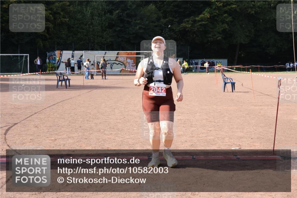 27.09.2026 - 35. Volkslauf durch das schöne Alstertal Strokosch-Dieckow http://msf.ph/oto/10582003 27.09.2026 13:06:50 Ziel 2042 meine-sportfotos.de